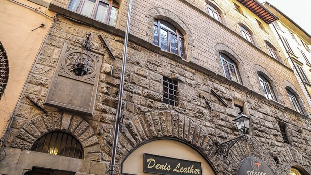 A building facade with a shop named "Denis Leather" and another sign "OTISOPSE".