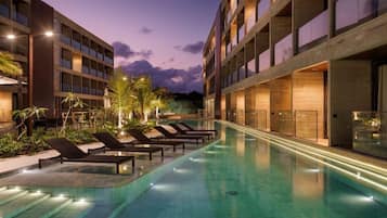 Quarto casal ou duplo luxo | Piscina | 4 piscinas externas