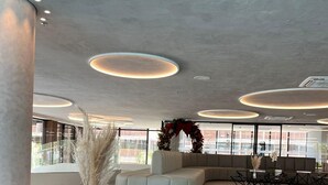 A modern interior with a glass table, seating area, and decorative elements. - PORTO ALTO RESORT - MARÉ ALTA (Ipojuca)