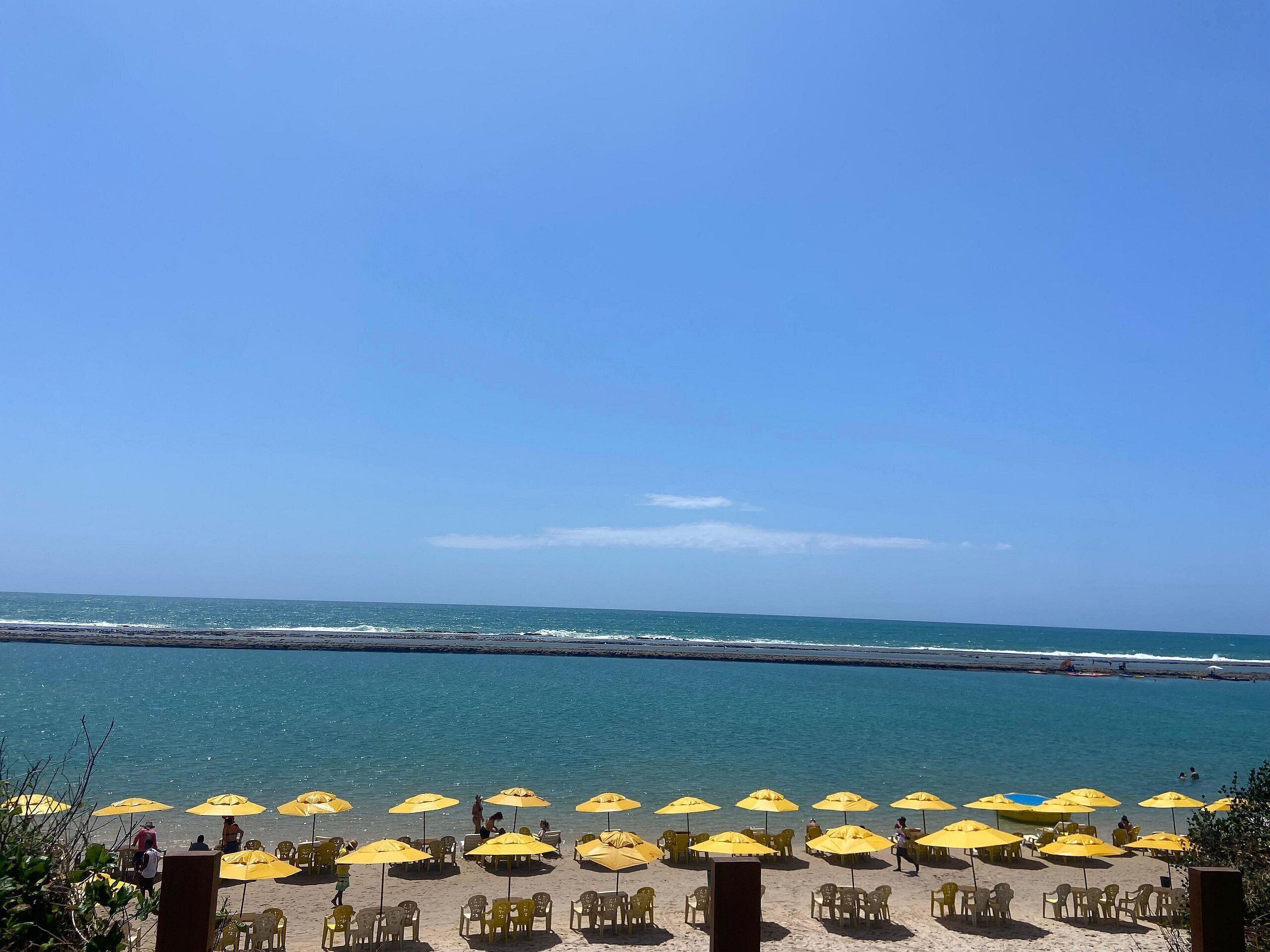 Quarto casal ou duplo luxo | Praia | Na praia, areia branca, espreguiçadeiras, guarda-sóis 