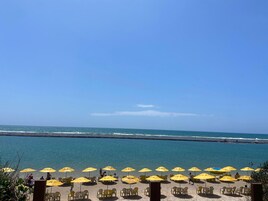 Quarto casal ou duplo luxo | Praia | Na praia, areia branca, espreguiçadeiras, guarda-sóis 