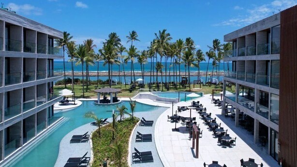 A resort with a pool area, lounge chairs, and a view of the ocean. - PORTO ALTO RESORT - MARÉ ALTA (Ipojuca)