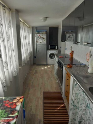 ثلاجة، ميكروويف، فرن، موقد طهي مسطح