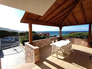 Outdoor dining - Apartment in villa 30 meters from the sea, with breathtaking view (Maragnanu)