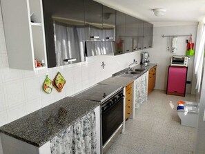 ثلاجة، ميكروويف، فرن، موقد طهي مسطح