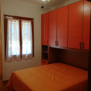 4 bedrooms, iron/ironing board, travel cot, free WiFi