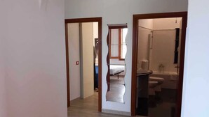 Ein Korridor mit Holzboden und einer zentralen Wandverkleidung.