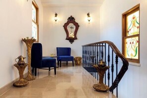 المنشأة من الداخل