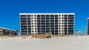 Useita kerroksia sisältävä hotelli, jossa on parvekkeet, ja se sijaitsee hiekkarannalla.
