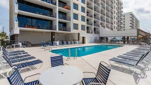 Hotellissa on uima-allas, aurinkotuoleja sekä katettu alue, jossa on pöytiä ja tuoleja.