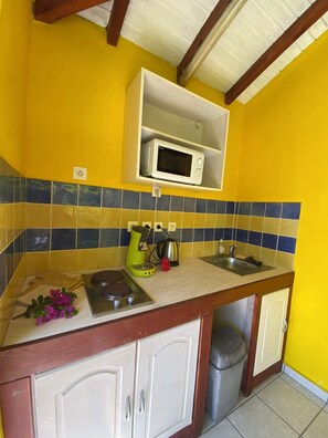 Kühlschrank, Mikrowelle, Herdplatte, Wasserkocher mit Kaffee-/Teezubehör