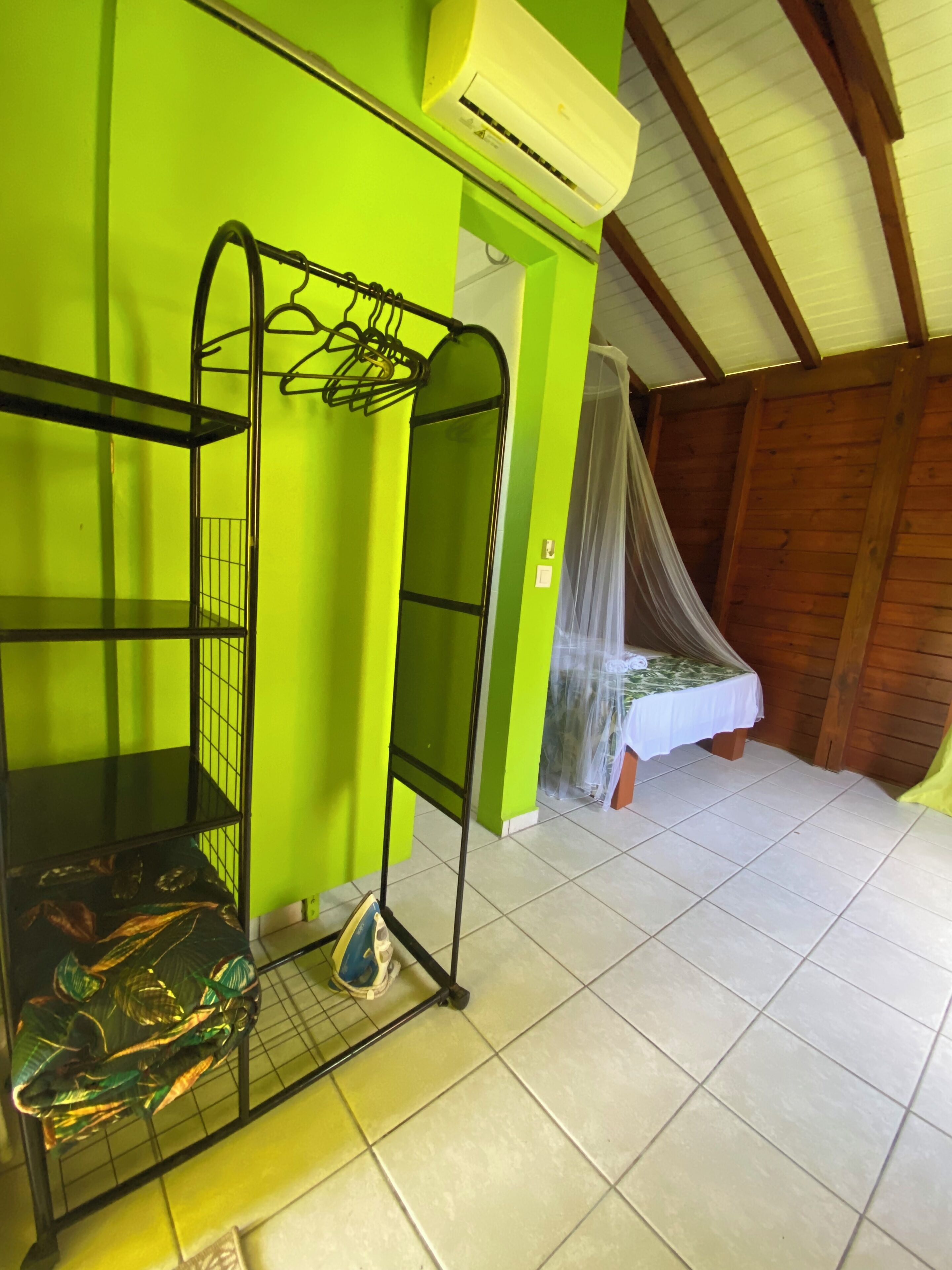 Una habitación con literas, una mesita pequeña y una cama con dosel.