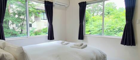 Chalet, 3 Bedrooms, Non Smoking | Laptop workspace, blackout drapes, free WiFi