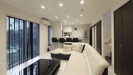 Chalet, 3 Bedrooms, Non Smoking | Living area | Flat-screen TV