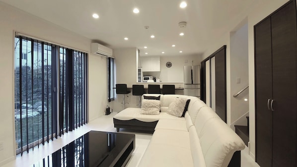 Chalet, 3 Bedrooms, Non Smoking | Living area | Flat-screen TV - Rosie's House Hakuba (Hakuba)