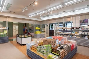 Una tienda bien iluminada con diversos productos en estanterías y una zona de exhibición.