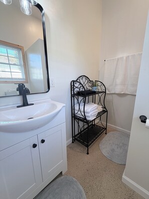 Doccia, asciugacapelli, asciugamani, sapone