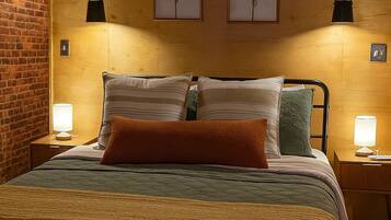 Escritorio, tabla de planchar con plancha, wifi gratis y ropa de cama