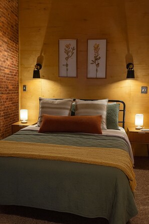 Escritorio, tabla de planchar con plancha, wifi gratis y ropa de cama 