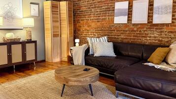 Een smart-tv, boeken en een stereo