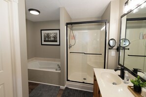 Whirlpool, Haartrockner, Handtücher, Seife