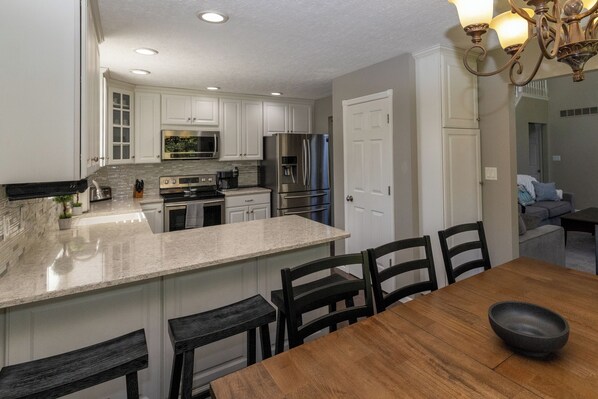 ثلاجة، ميكروويف، فرن، موقد طهي مسطح