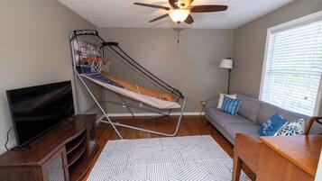 Una Smart TV, una chimenea