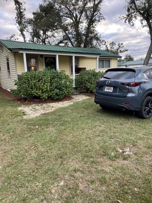Exterior - Charming 3-bedroom cottage in marvelous Valdosta with AC, (Valdosta)