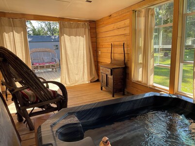 Charming 3-bedroom cottage in marvelous Valdosta with AC,