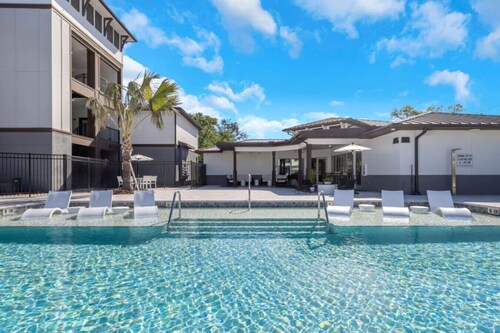 Luxe Coastal Retreat, 10 Min to Beaches - Pool/Gym