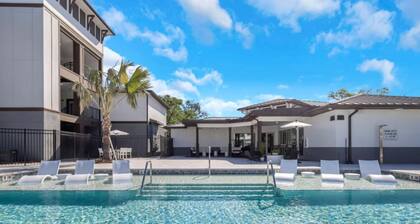 Luxe Coastal Retreat, 10 Min to Beaches - Pool/Gym