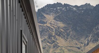 Hike Golf Ski Modern 2BR Remarkables Guest House