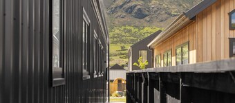 Hike Golf Ski Modern 2BR Remarkables Guest House