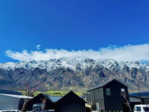 Ein Gebirge mit schneebedeckten Gipfeln unter blauem Himmel.