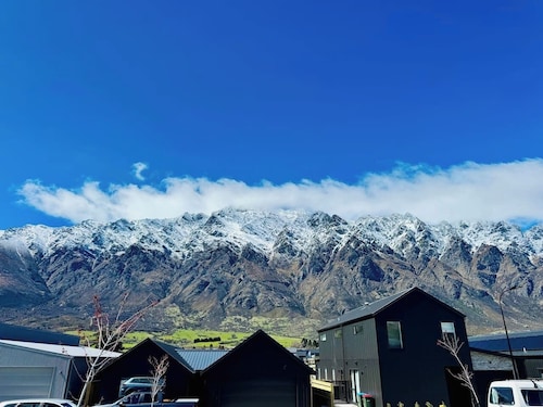 Hike Golf Ski Modern 2BR Remarkables Guest House