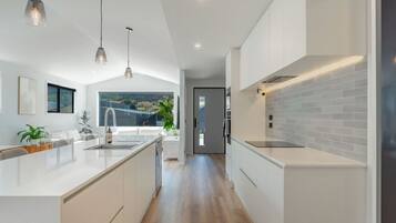 Jääkaappi, mikroaaltouuni, uuni, liesi