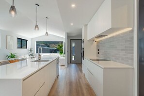 Een koelkast, een magnetron, een oven, een kookplaat