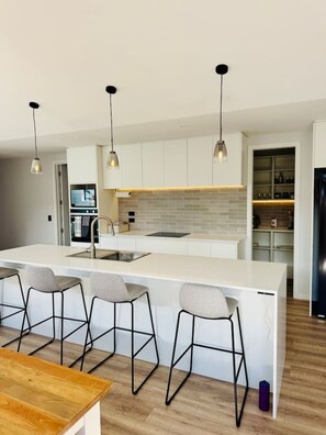 Fridge, microwave, oven, stovetop - Golf Skiing Hiking Lake Mountains 7 min to Airport (Queenstown)