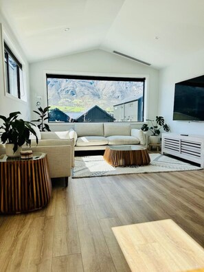 Smart TV, offices - Golf Skiing Hiking Lake Mountains 7 min to Airport (Queenstown)