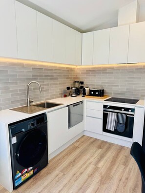 ثلاجة، ميكروويف، فرن، موقد طهي مسطح