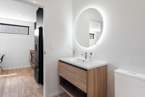 Secador de cabelo, toalhas de banho