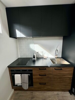 ثلاجة، ميكروويف، فرن، موقد طهي مسطح