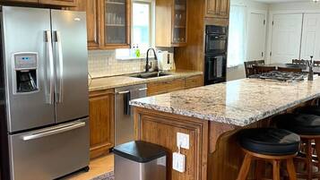 冰箱、微波炉、烤箱、炉灶