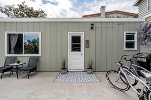 Outdoor dining - Bike to the Beach from Contemporary Studio Guesthouse (San Diego)