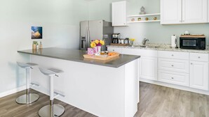Geladeira, micro-ondas, cooktop, torradeira