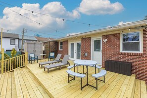 Outdoor dining - Lovely Central 2-King Huge Private Fenced-in Yard/Firepit/BBQ with Ocean View (Myrtle Beach)