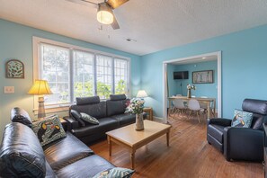 Smart TV, stereo - Lovely Central 2-King Huge Private Fenced-in Yard/Firepit/BBQ with Ocean View (Myrtle Beach)