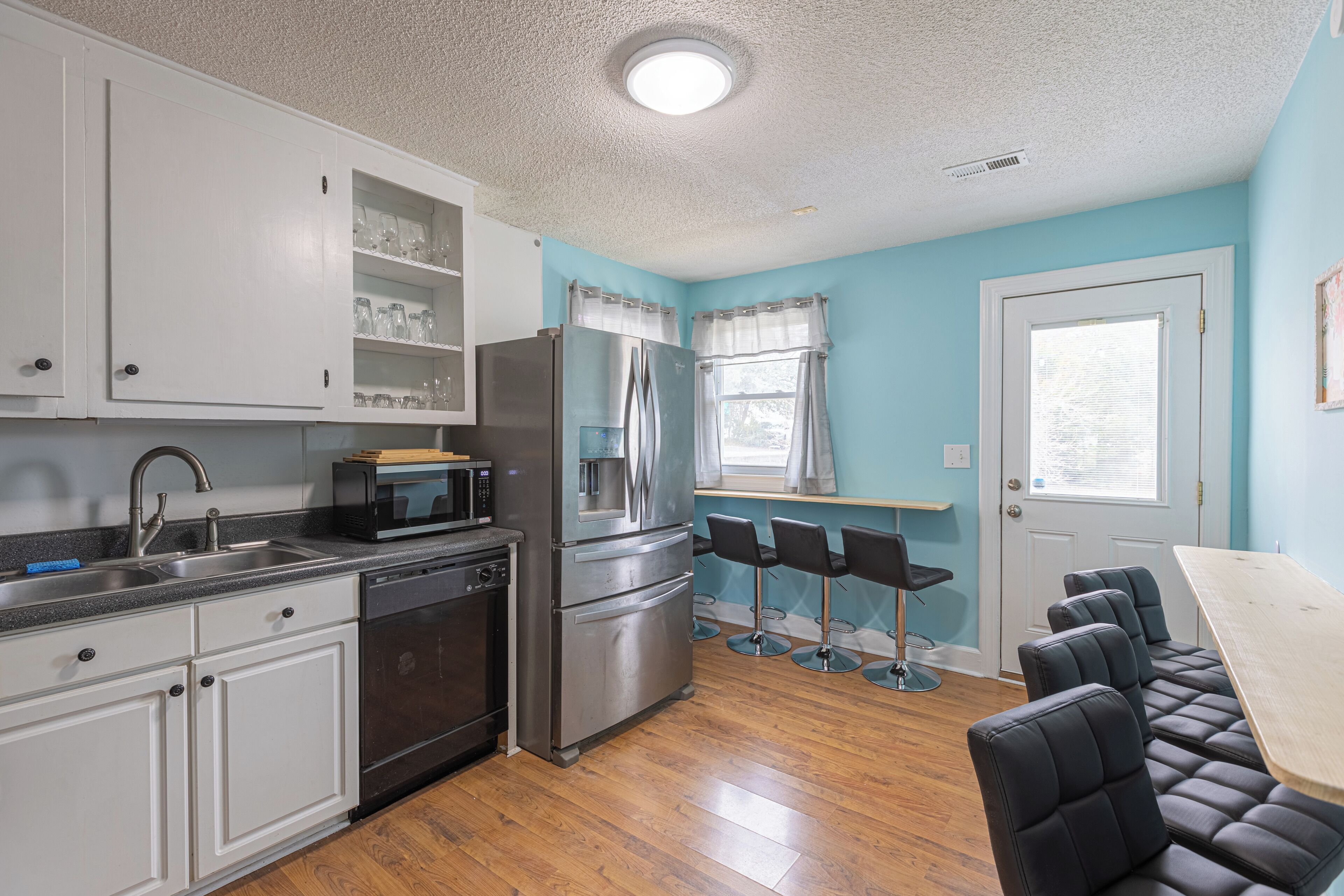 Mikrobølgeovn, ovn, kokeplater og oppvaskmaskin