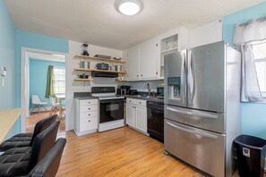 Fridge, microwave, oven, stovetop - Lovely Central 2-King Huge Private Fenced-in Yard/Firepit/BBQ with Ocean View (Myrtle Beach)