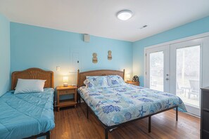 4 bedrooms, iron/ironing board, WiFi, bed sheets - Lovely Central 2-King Huge Private Fenced-in Yard/Firepit/BBQ with Ocean View (Myrtle Beach)